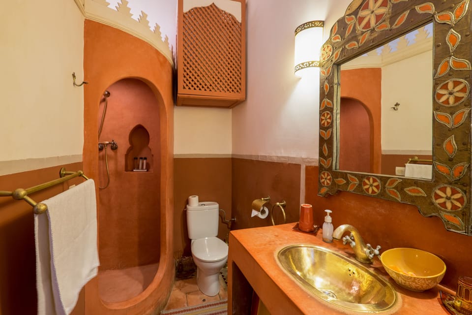 Small Double Room (Berbère) | Bathroom | Rainfall showerhead, free toiletries, hair dryer, slippers