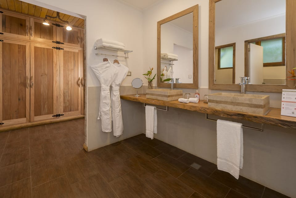 Junior Studio, 1 King Bed | Bathroom | Combined shower/tub, jetted tub, free toiletries, hair dryer