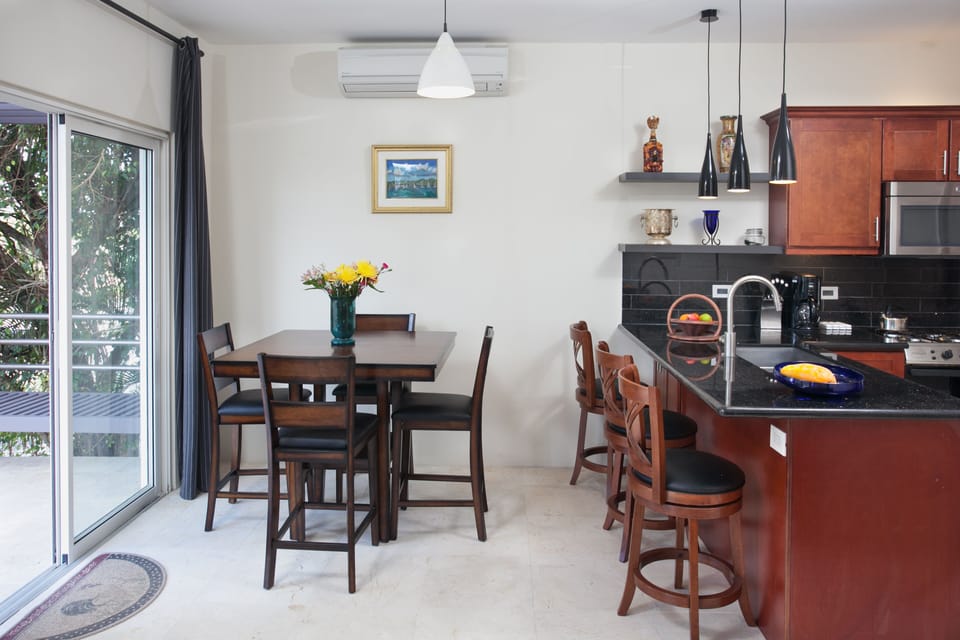 dining table/ kitchen bar