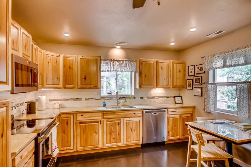 Kitchen & Dining