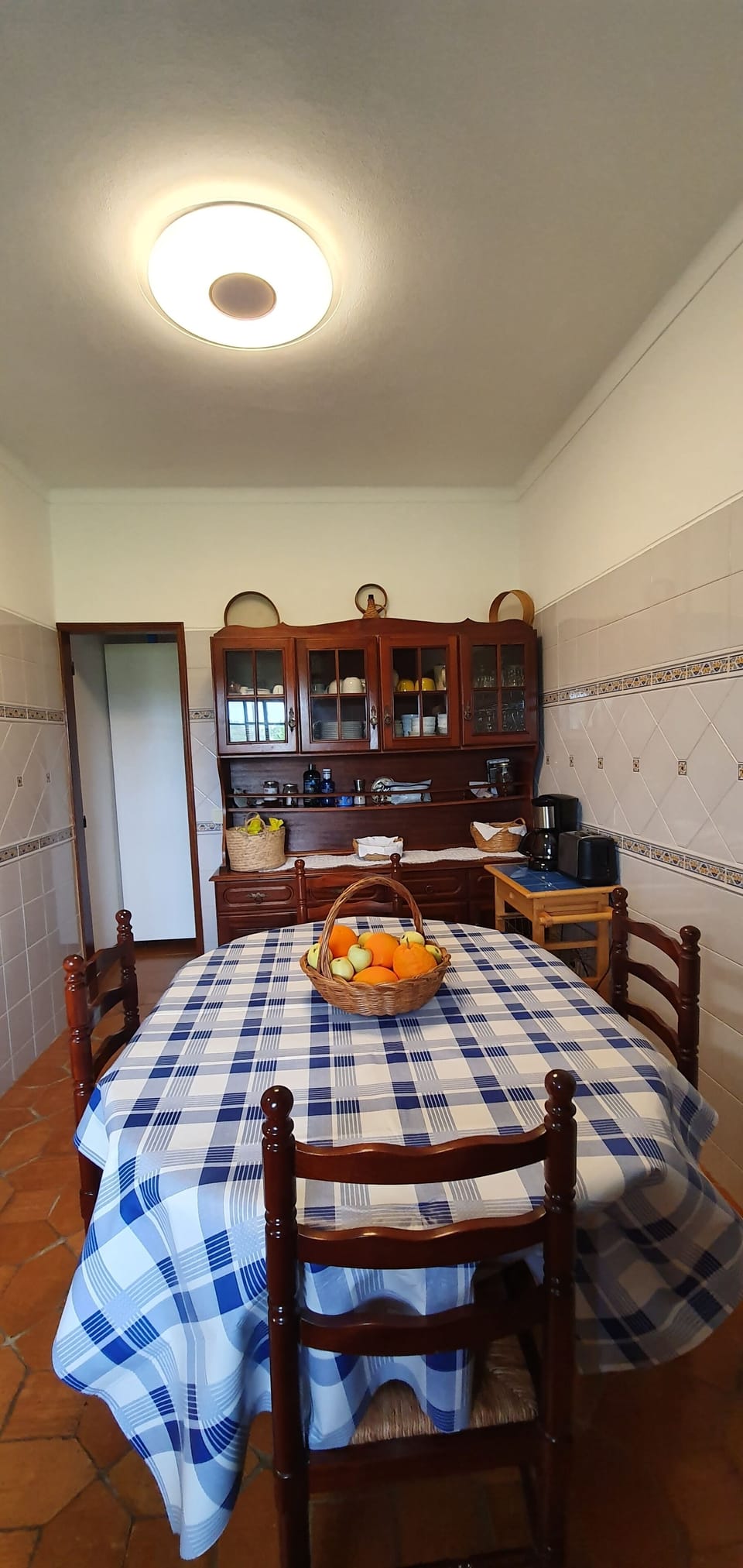 Cozinha mesa de refeições.