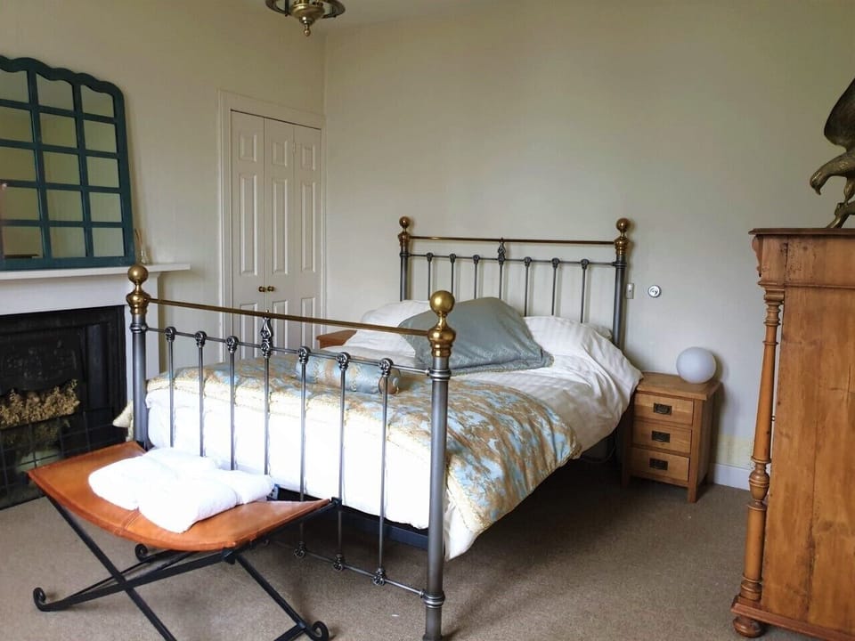 Downstairs king size bedroom.