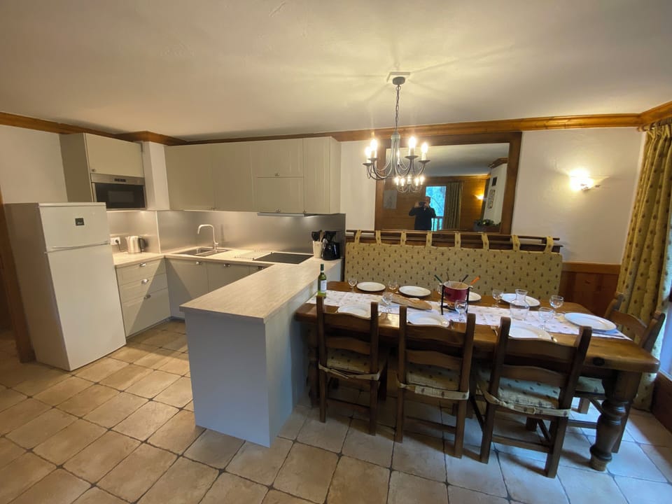 spacious kithcen and dinning area
