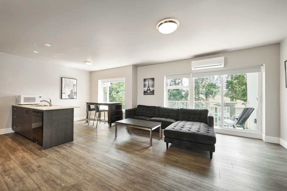 Suite, 1 King Bed, Non Smoking | Living area | 42-inch flat-screen TV with cable channels, Smart TV, Netflix