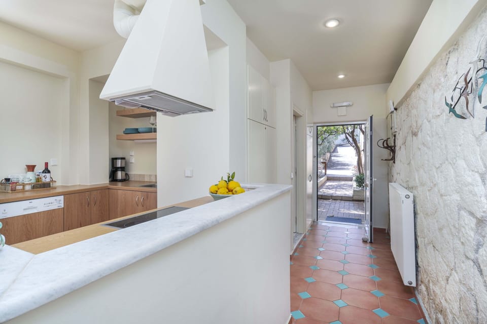 ENTRANCE / KITCHEN