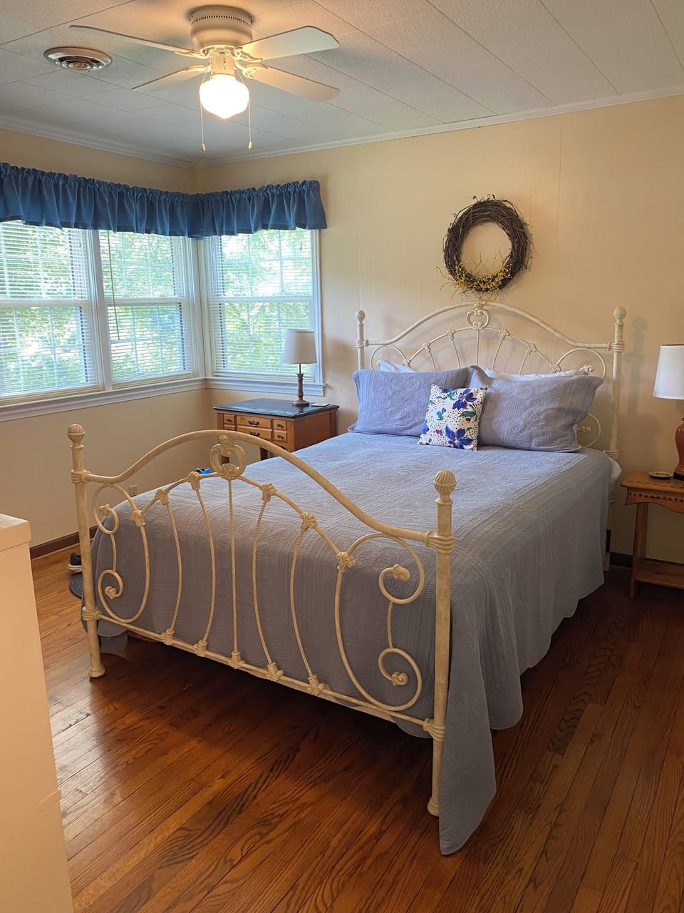 Front bedroom. Queen size bed.
