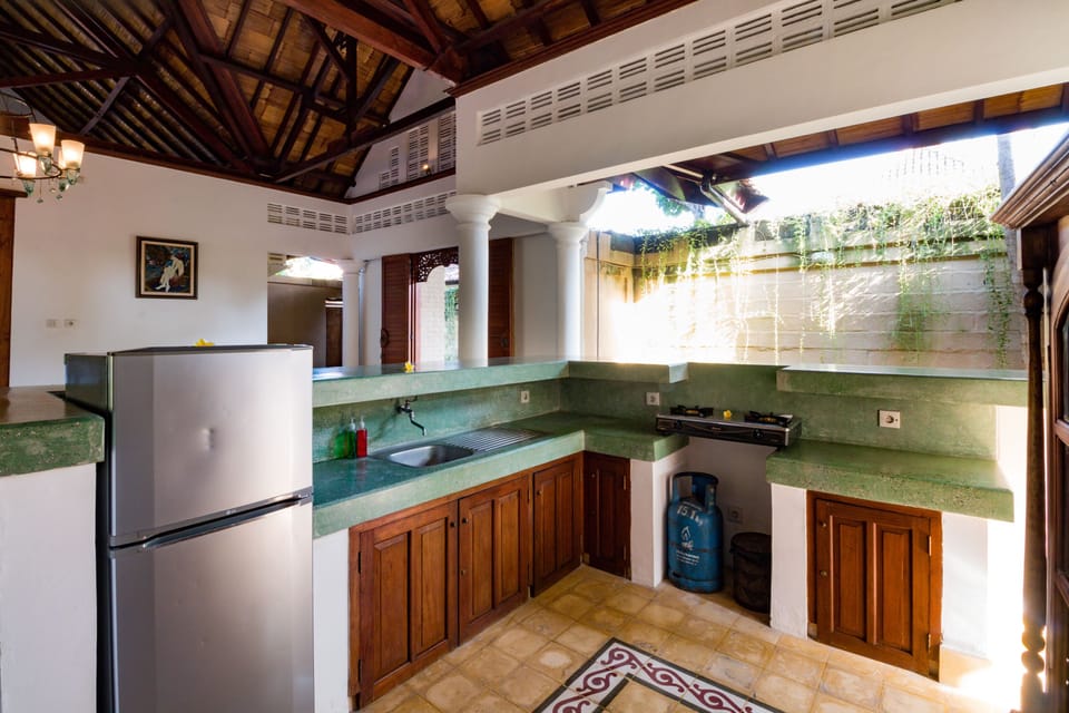 Luxury Villa | Private kitchen | Fridge, paper towels