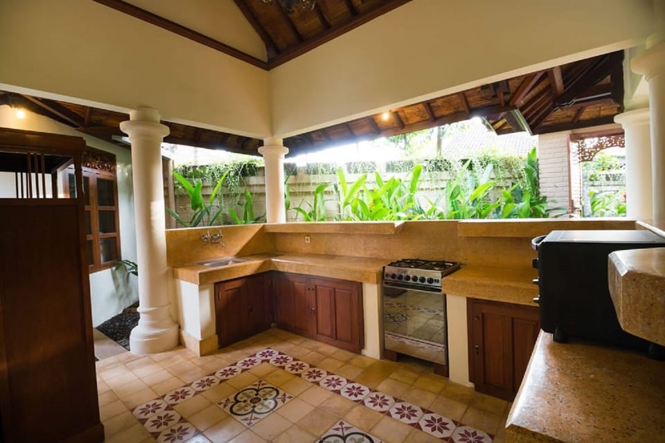 Premium Villa | Private kitchen | Fridge, paper towels