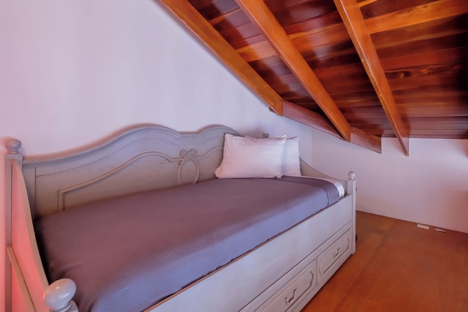 Day bed in loft area