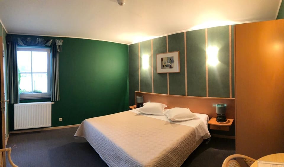 Blackout drapes, free WiFi, bed sheets