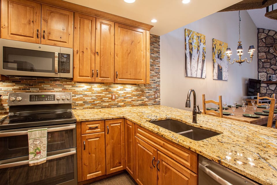 Large breakfast counter to enjoy conversations while cooking in the kitchen.