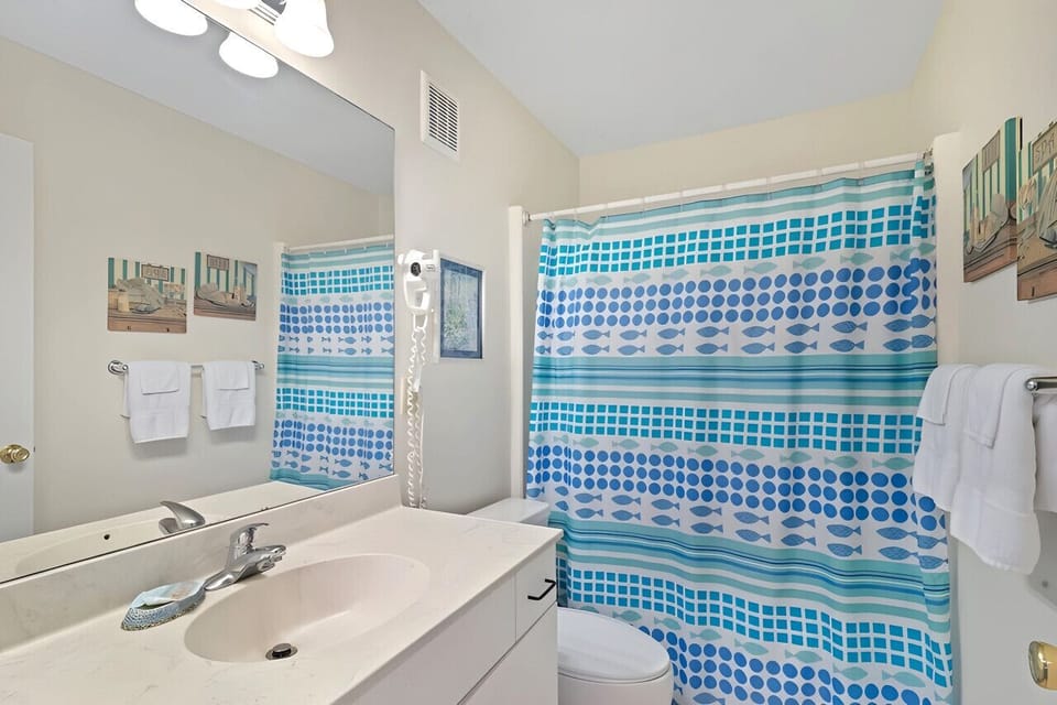 Full hallway bath