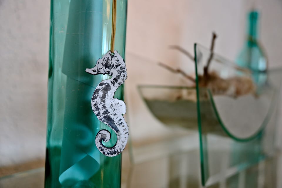 many decorating details 