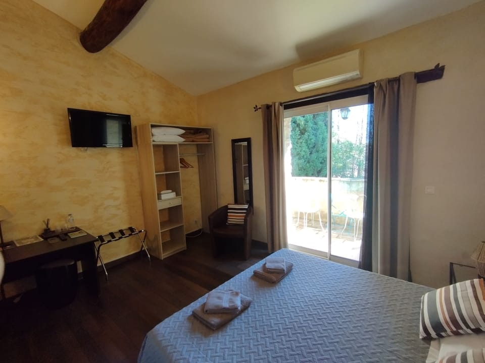 Club Room | Desk, blackout drapes, iron/ironing board, free WiFi