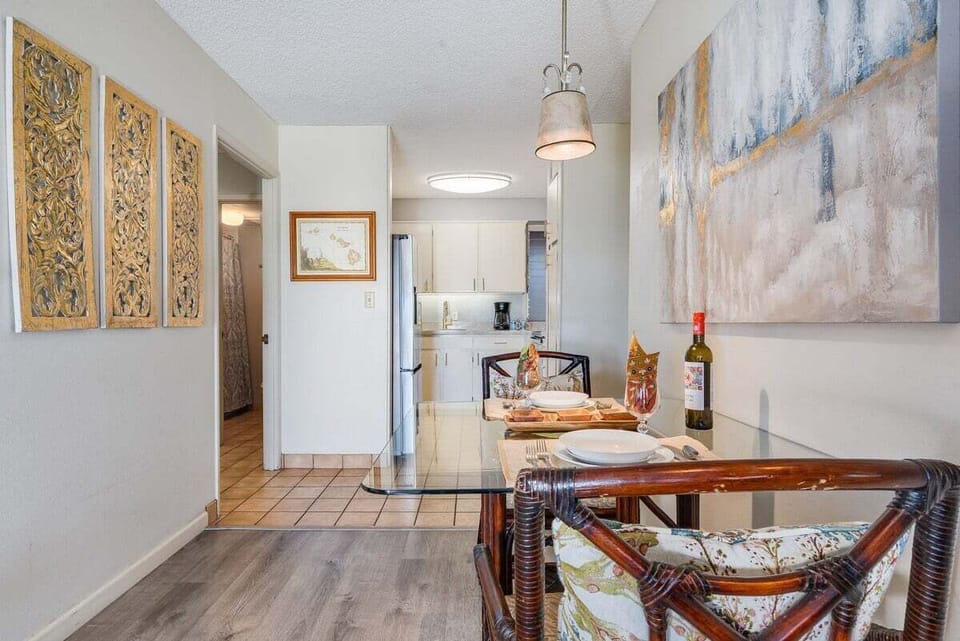Enjoy your favorite food at this 2 seater dining table