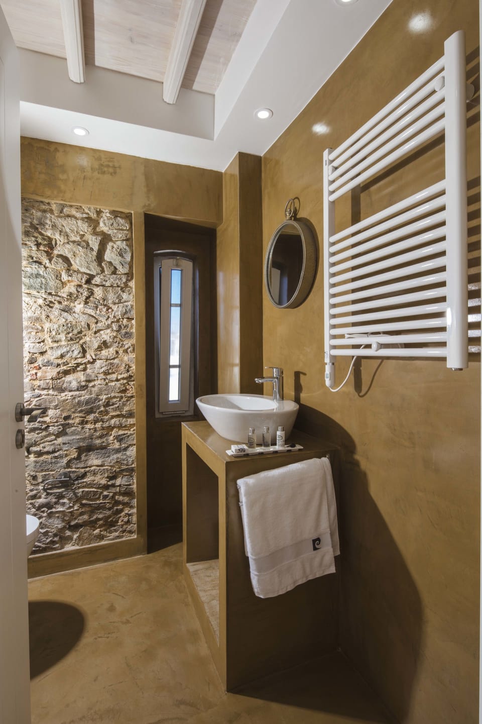 Standard Single Room, Garden View (Quarto Coral) | Bathroom | Shower, free toiletries, hair dryer, bathrobes