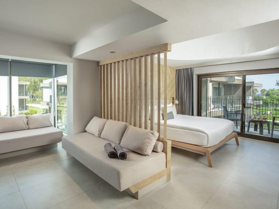 Junior Suite, Sea View | Premium bedding, free minibar, in-room safe, blackout drapes