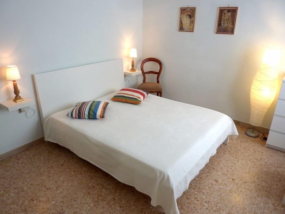 Comfort Apartment, 1 Bedroom, Terrace | Individually decorated, desk, laptop workspace, blackout drapes
