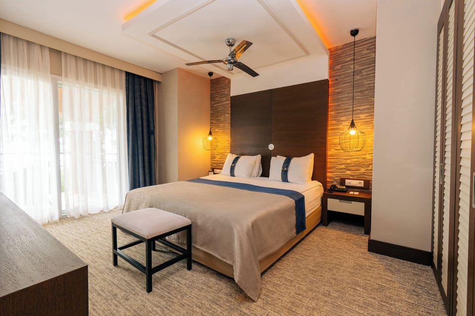 Suite | Minibar (free items), in-room safe, desk, blackout drapes