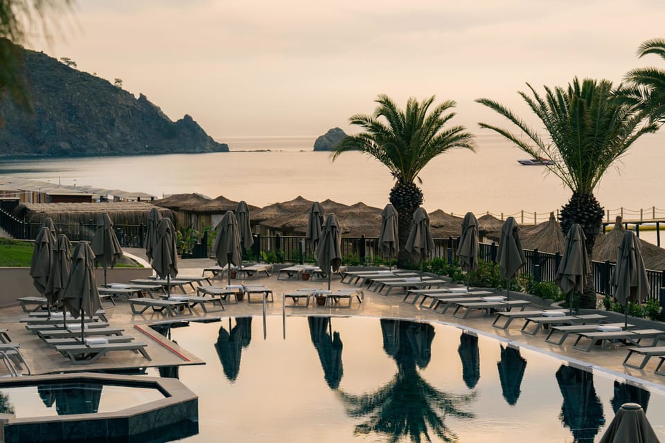 4 outdoor pools, open 9:00 AM to 6:00 PM, pool umbrellas, sun loungers