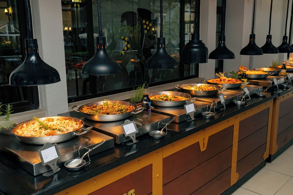 6 restaurants; breakfast, lunch, and dinner served