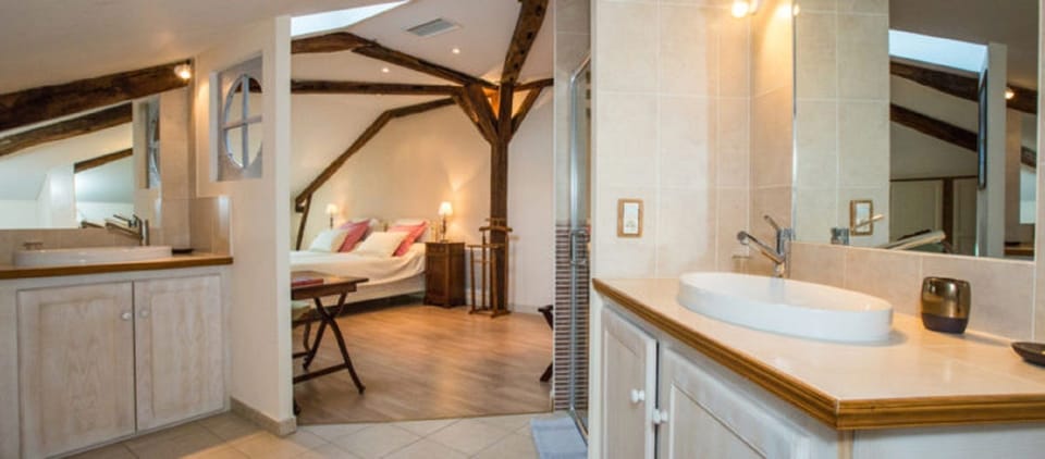 Club Twin Room, Private Bathroom | Bathroom