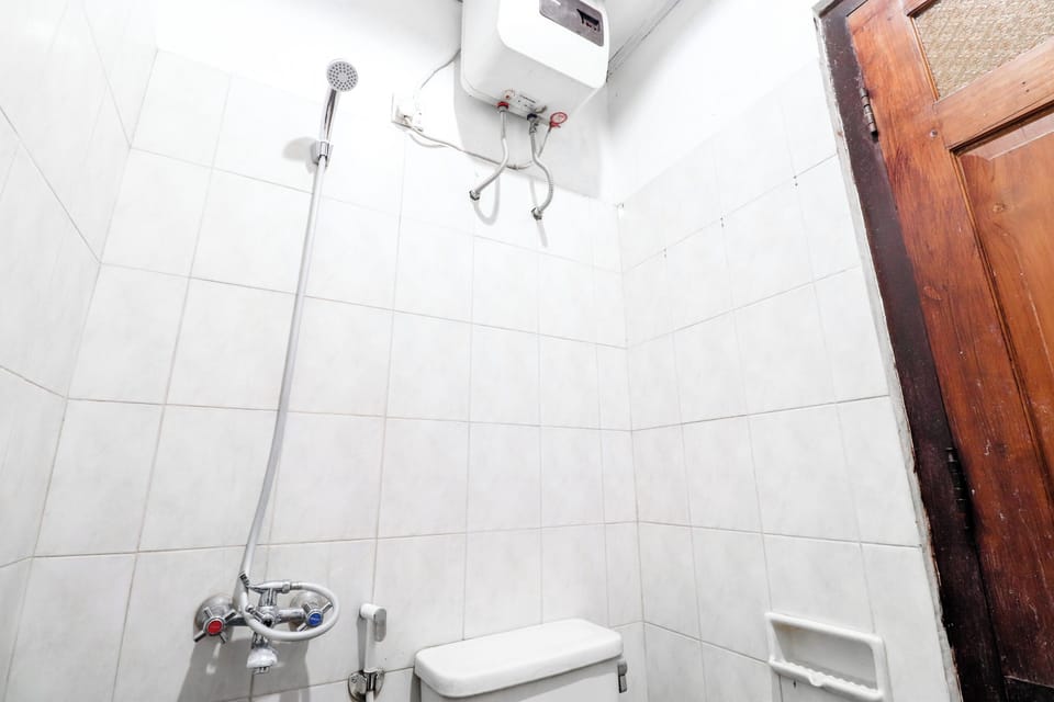 Deluxe Room | Bathroom | Shower, free toiletries, towels