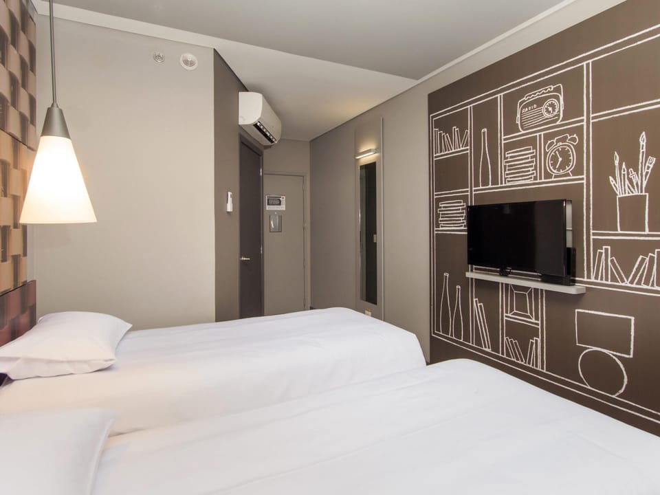 Premium bedding, down comforters, in-room safe, desk