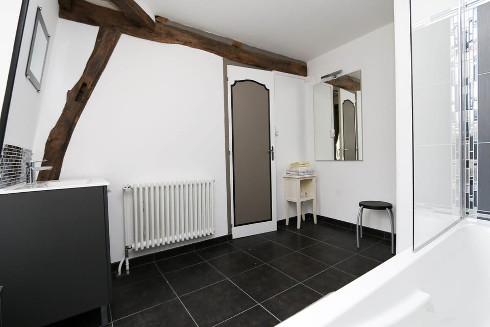 Family Room | Bathroom | Free toiletries, hair dryer, towels