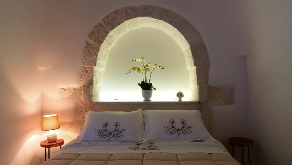 Deluxe Apartment, 1 Bedroom, Non Smoking, Kitchen | 1 bedroom, individually decorated, individually furnished, desk