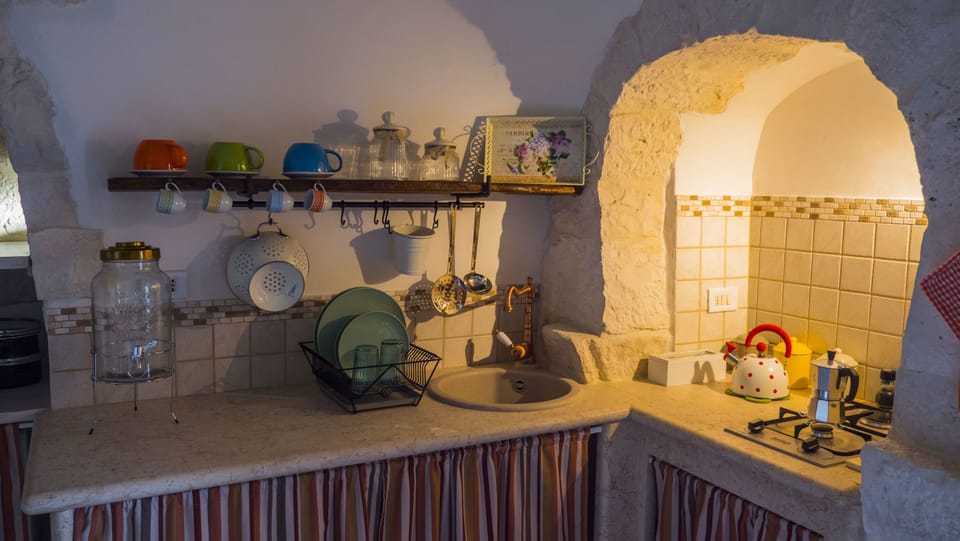 Deluxe Apartment, 1 Bedroom, Non Smoking, Kitchen | Private kitchen | Full-size fridge, stovetop, coffee/tea maker, electric kettle