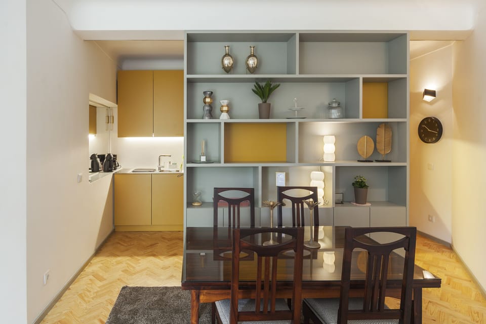 Full-size fridge, microwave, oven, stovetop