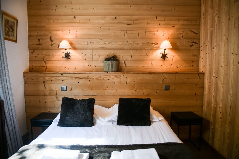 Standard Double Room | In-room safe, desk, blackout drapes, soundproofing