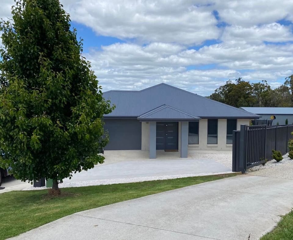 Stunning modern house located in quiet street only 9 minutes drive to the CBD. 