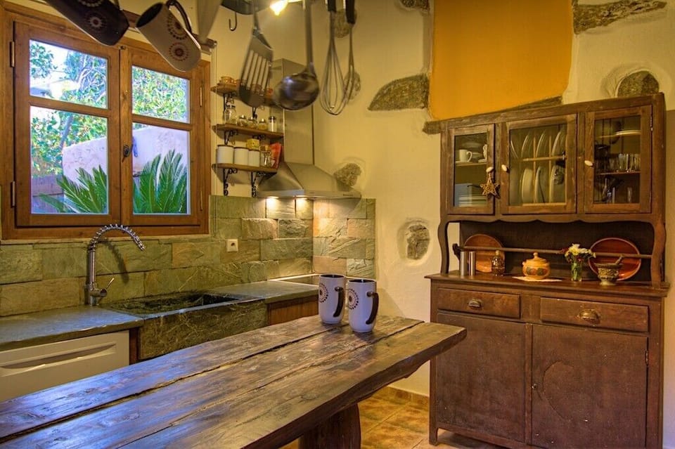 A fully equipped kitchen! Anybody hungry???