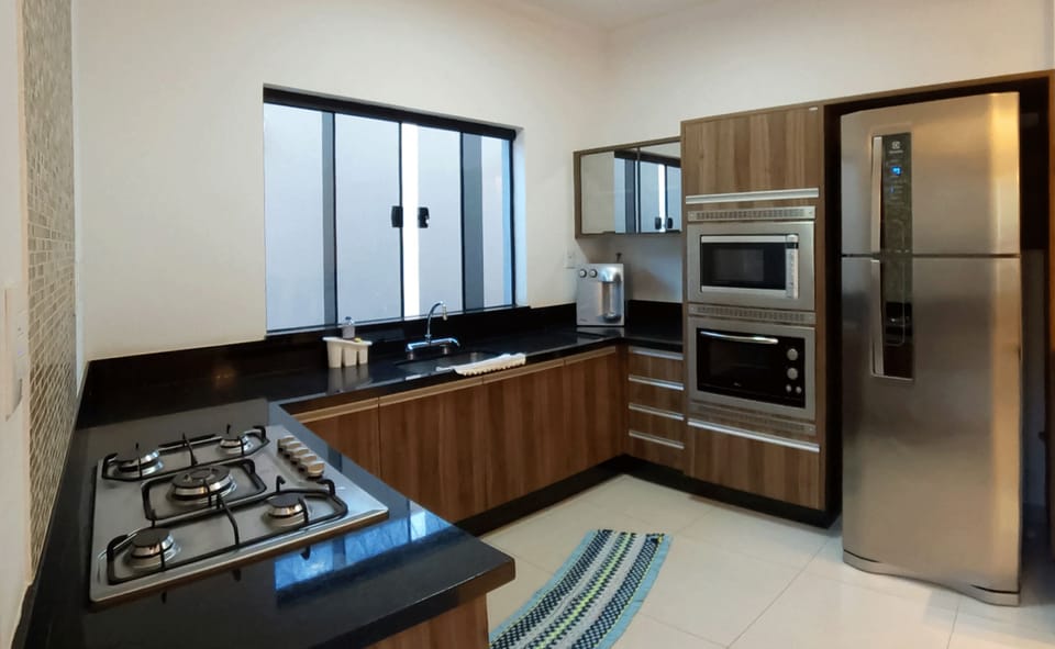 Full-size fridge, microwave, oven, stovetop