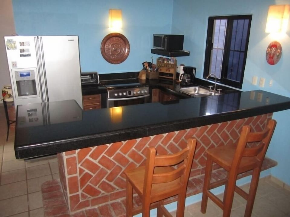 Kitchen/Seating Bar