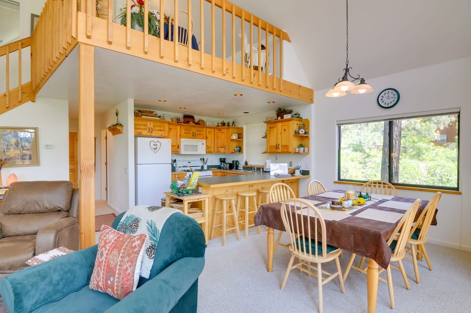 Dining Table | Dishware Provided