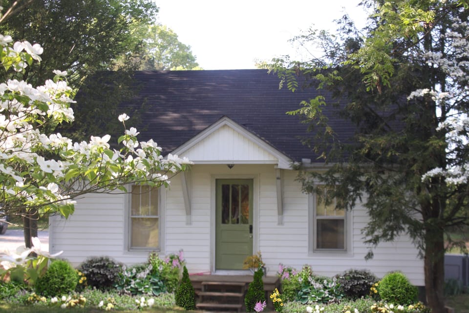 Charming Country Cottage awaits your visit