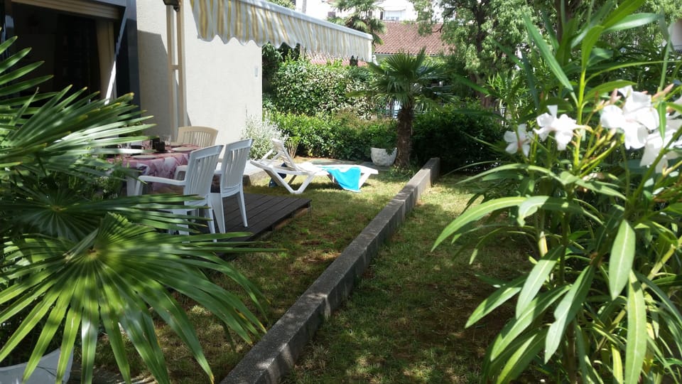 Sunny terrasse with comfortable seating area and sunbed.