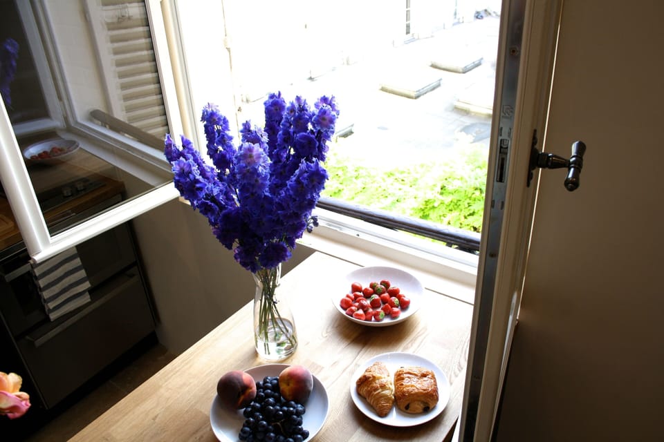 Window open on a private and quiet walkway above a book editing house. 
