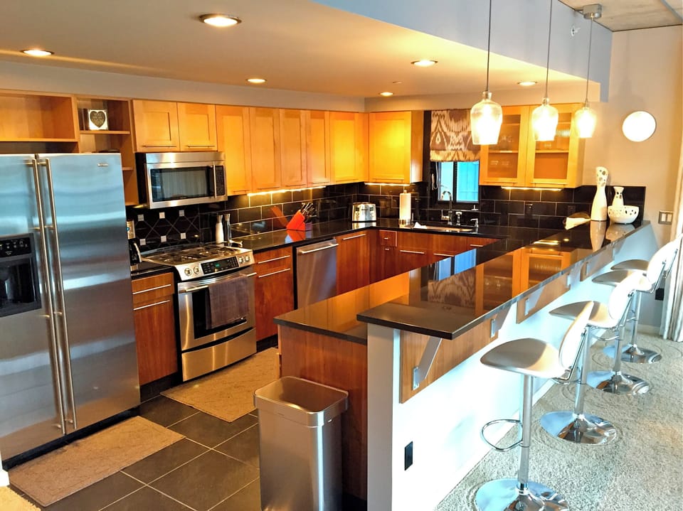 Fully equipped kitchen with granite counters, stainless steel, complete cookware

