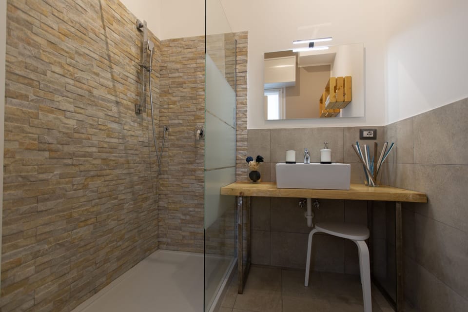 Triple Room, Ensuite | Bathroom | Shower, rainfall showerhead, free toiletries, hair dryer