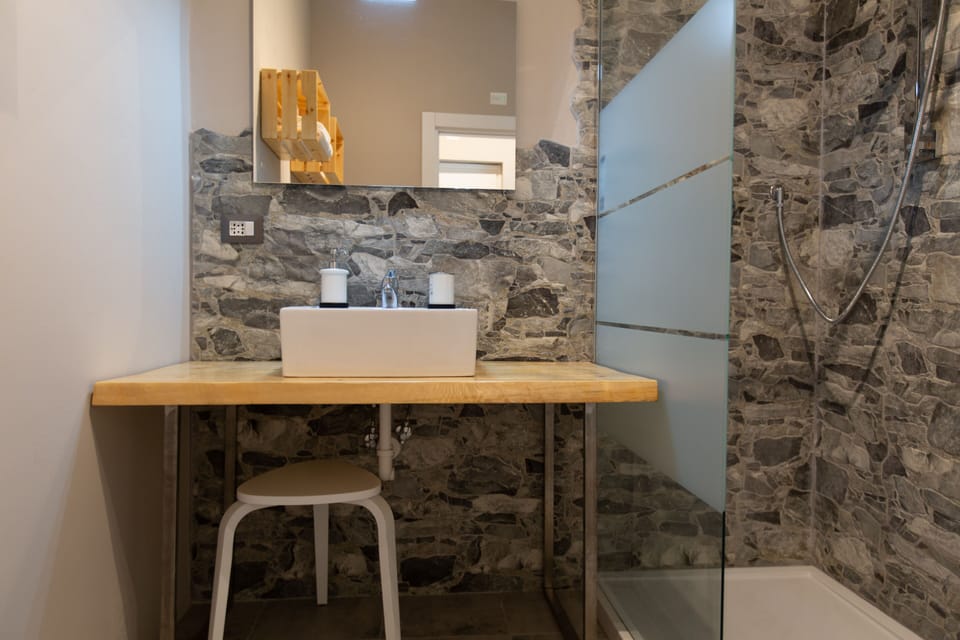 Double or Twin Room, Ensuite | Bathroom | Shower, rainfall showerhead, free toiletries, hair dryer