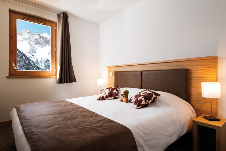 Get a sumptuous night sleep on the plush Double bed in the bedroom