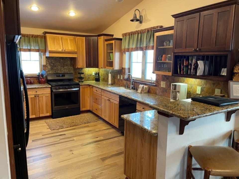 Custom kitchen w/ gas range and breakfast bar