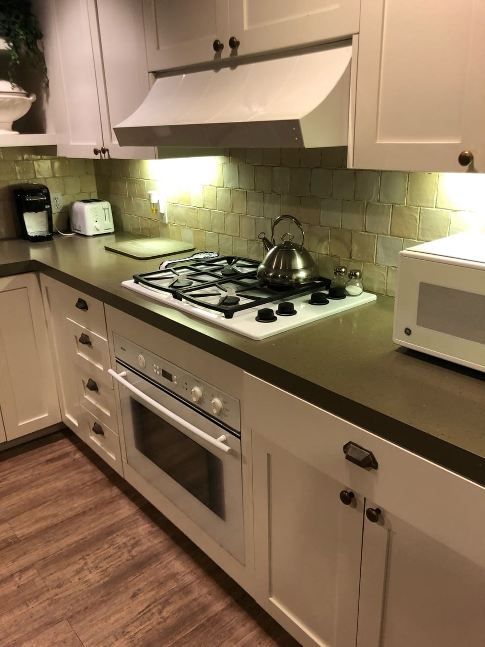 under cabinet soft lighting