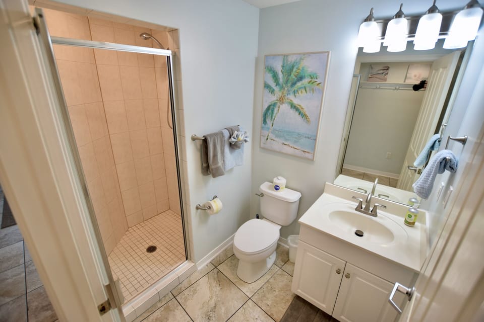 Destin West Gulfside #214: Guest Hallway Bath