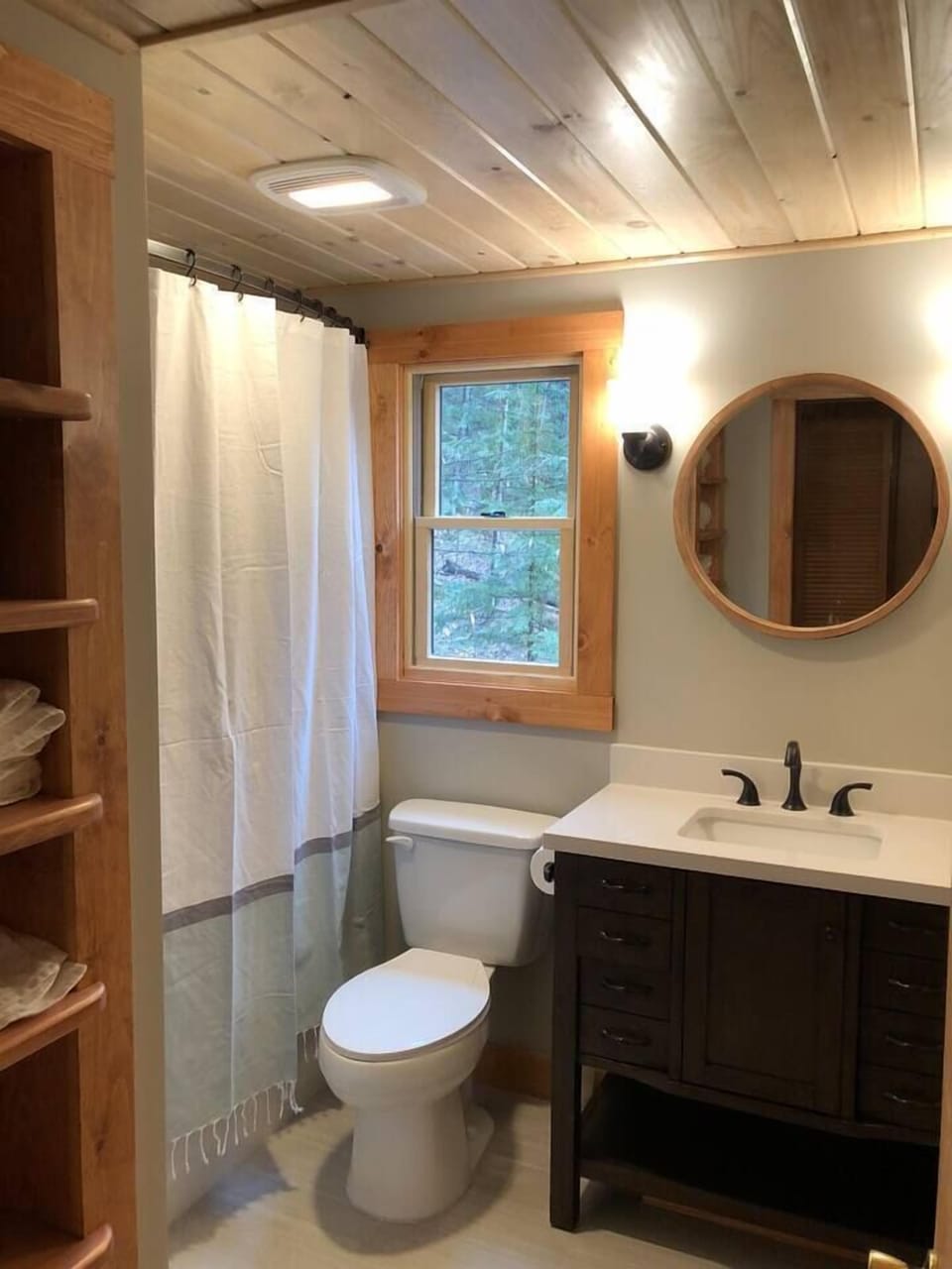 Full bathroom with all the linens and supplies needed for your stay. 