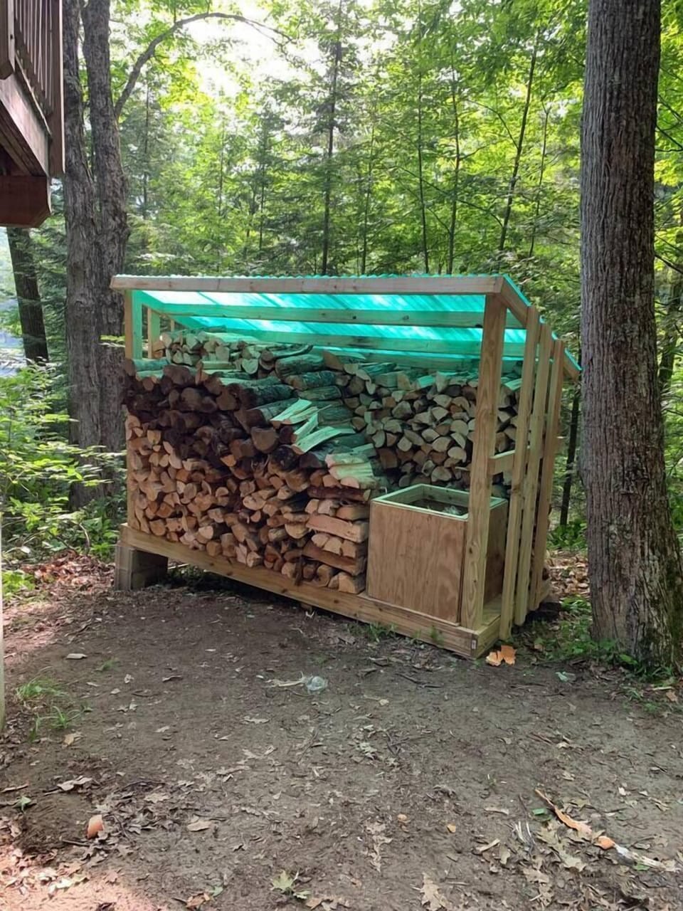Shed with complimentary wood for the fireplace. Conveniently located near front door. We restock once per year, please be considerate of your usage